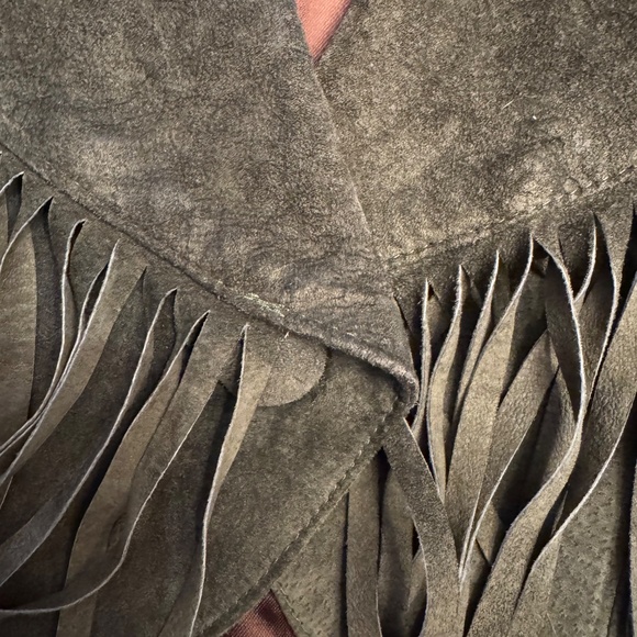 🤠 True Vintage Olive Green Suede Fringe Cropped Western Jacket - Danier - 🇨🇦 - Picture 5 of 12